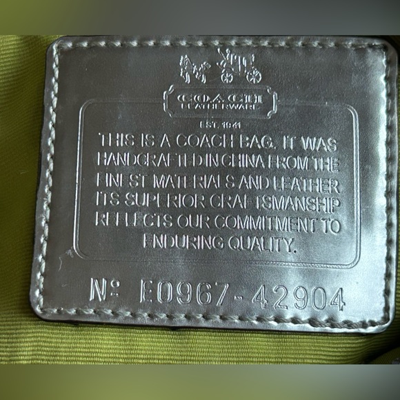 COACH MADISON GRAPHITE GREEN OP ART
SIGNATURE SATEEN LARGE WRISTLET - Picture 7 of 8